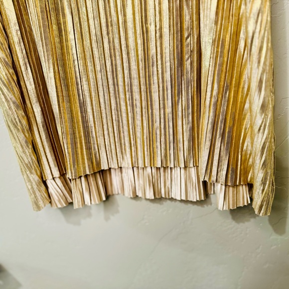 Gold Plisse Strappy V-Neck Tank Glittering Crepe Party Top SZ Medium NEW! - Picture 7 of 15
